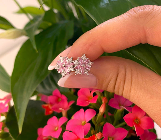 Boucles d'oreilles en acier inoxydable. Elles sont façonner tel une fleur lumineuse et éclatante. Grâce à ça multitude de zircons rose.  Résiste à l'eau.  Vendues par paires.  Convient aux personnes allergiques.