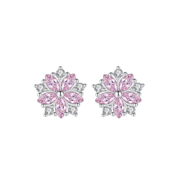 Laissez-vous séduire par nos boucles d’oreilles en forme de fleur en acier inoxydable. Serties de zircons roses et résistantes à l’eau, elles allient brillance, féminité et élégance au quotidien.