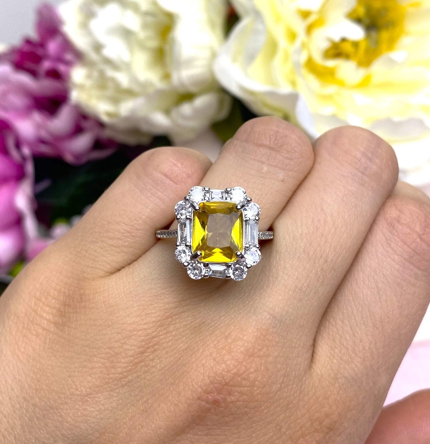 Vous avez déjà vu une telle merveille ? La bague Majestic imposante et luxueuse, digne des plus grandes reines. Sa belle couleur jaune éclatante illuminera n'importe quelle carnation de peau, d'une manière spectaculaire. C'est un must-have pour votre garde-robe qui gardera sa place de choix à votre doigt.