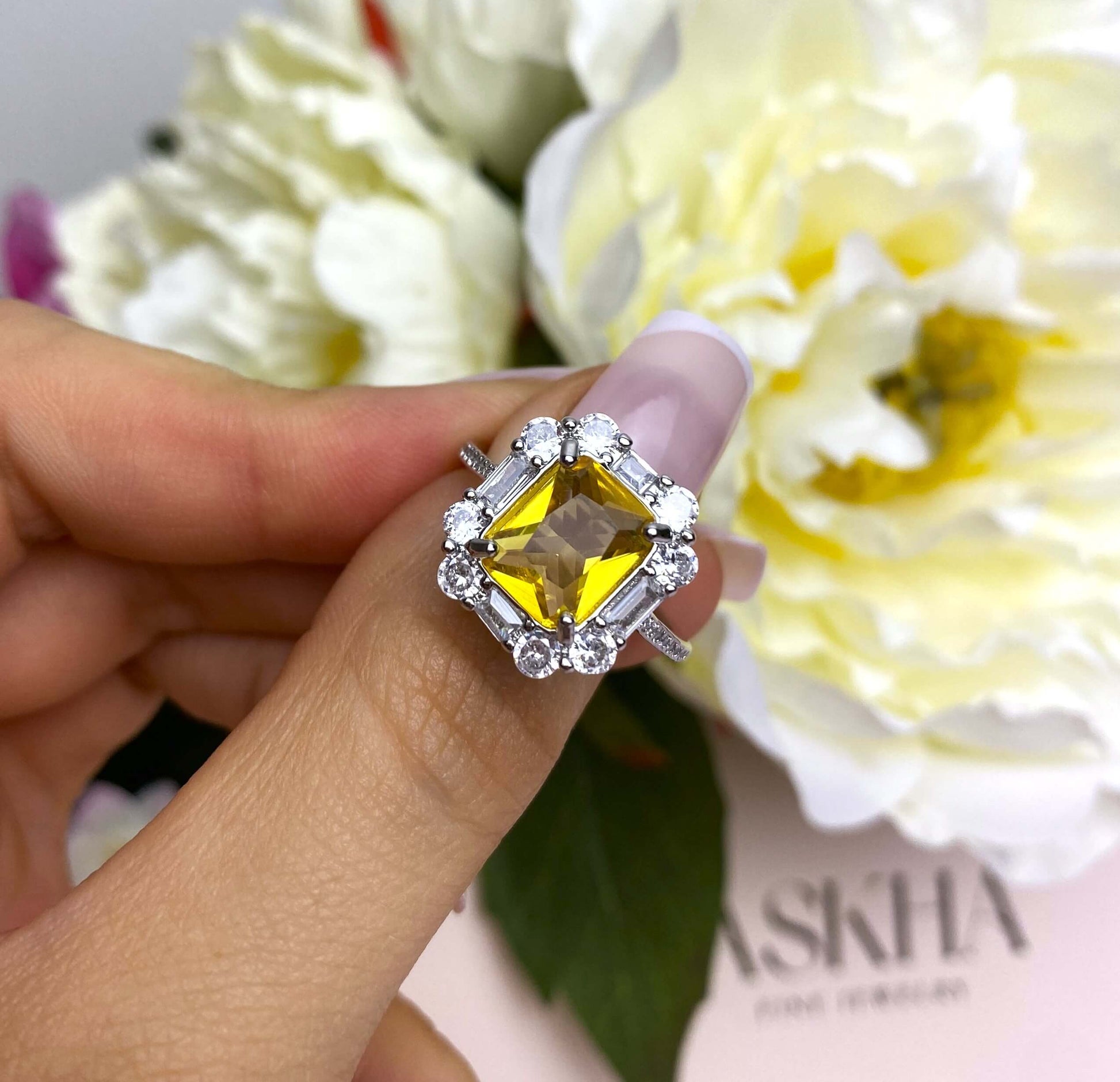 Vous avez déjà vu une telle merveille ? La bague Majestic imposante et luxueuse, digne des plus grandes reines. Sa belle couleur jaune éclatante illuminera n'importe quelle carnation de peau, d'une manière spectaculaire. C'est un must-have pour votre garde-robe qui gardera sa place de choix à votre doigt.