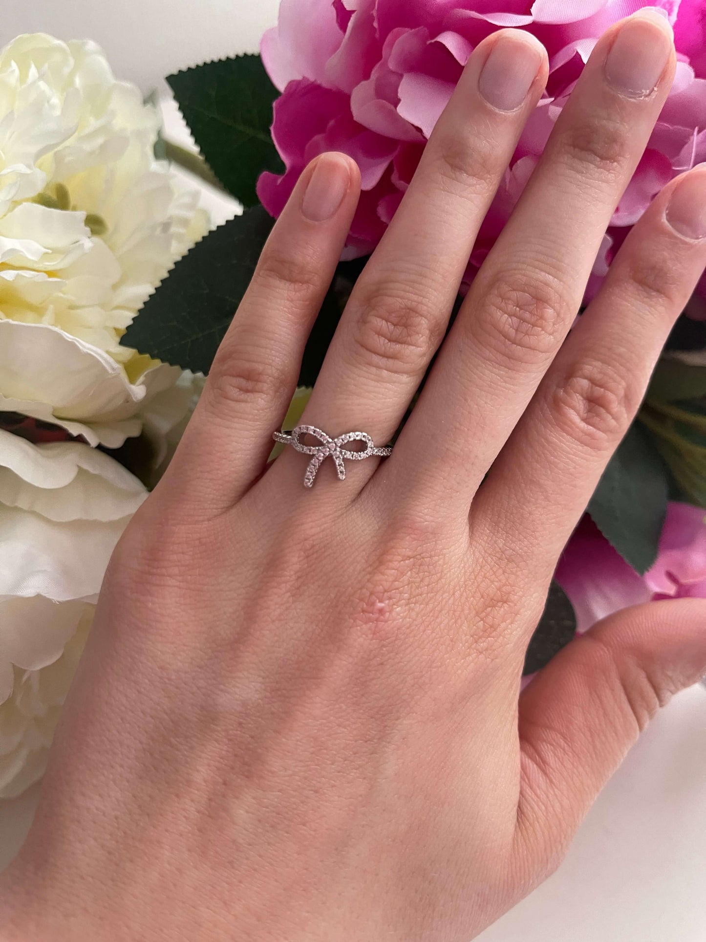 Découvrez notre sublime bague Ballet disponible en deux couleurs, doré et argenté.&nbsp;  La bague Ballet est en acier inoxydable et est aussi réglable, elle allie beauté et confort à la perfection.