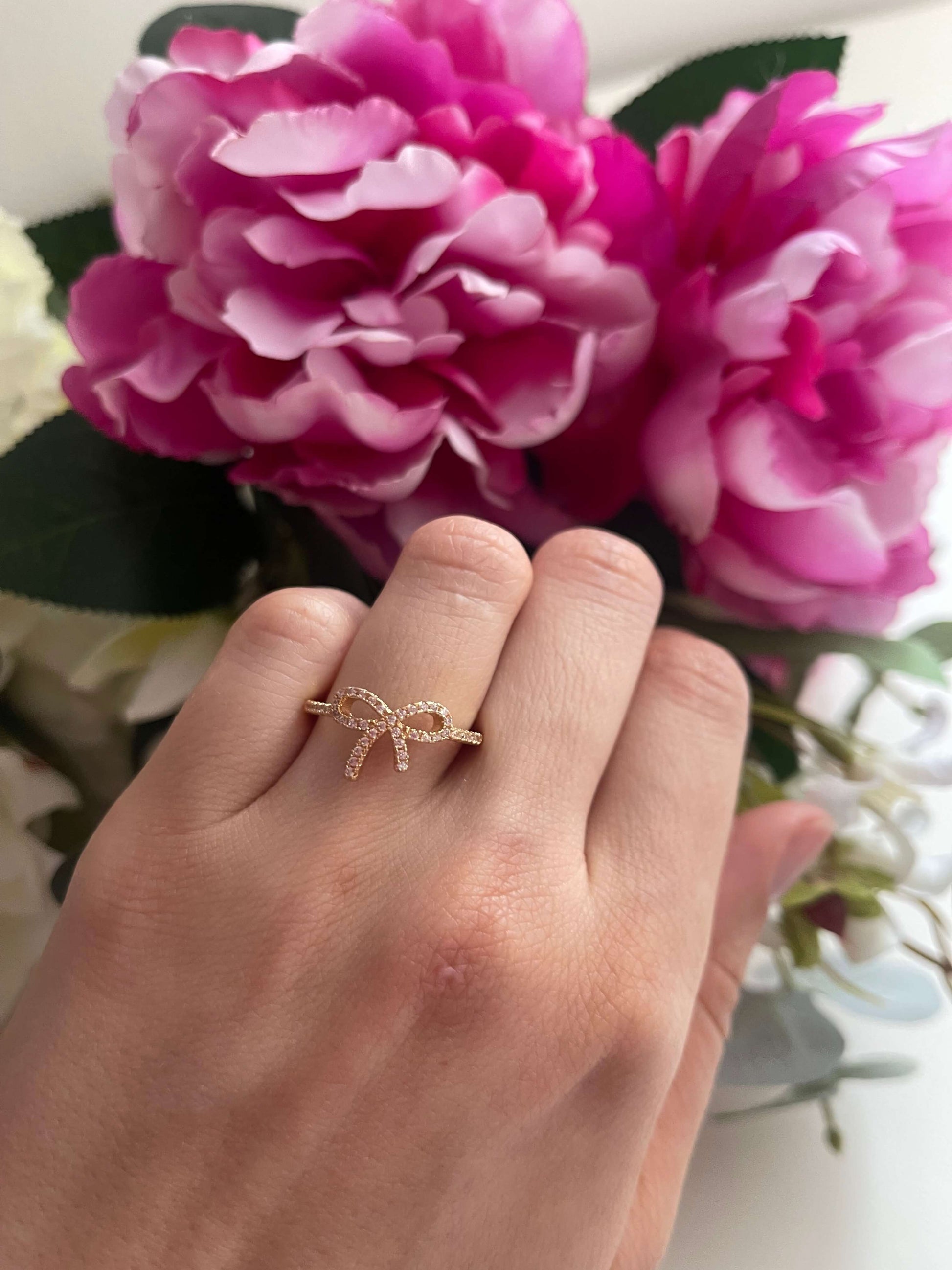 Découvrez notre sublime bague Ballet disponible en deux couleurs, doré et argenté.&nbsp;  La bague Ballet est en acier inoxydable et est aussi réglable, elle allie beauté et confort à la perfection.