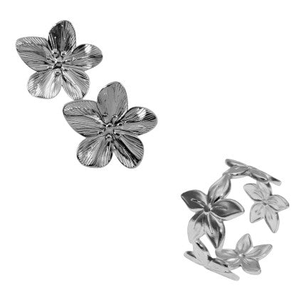 Parure Ondine fleur en acier inoxydable. Élégante, résistante à l’eau, durable et féminine. Une parure délicate du quotidien.