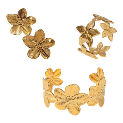 Parure Ondine fleur en acier inoxydable or. Élégante, résistante à l’eau, durable et féminine. Une parure délicate du quotidien.