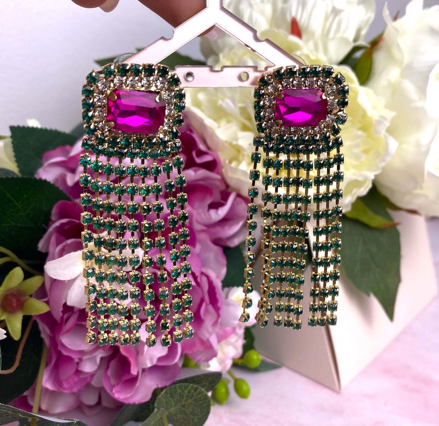 Wow et OMG sont les mots parfaits pour décrire nos incroyables boucles d'oreilles Positano! Nos yeux s'embrasent devant tant de zircons étincelants et de couleurs éclatantes. Ces boucles d'oreilles sont la perfection incarnée!  Boucles d'oreilles en acier inoxydable. Résistantes à l'eau.