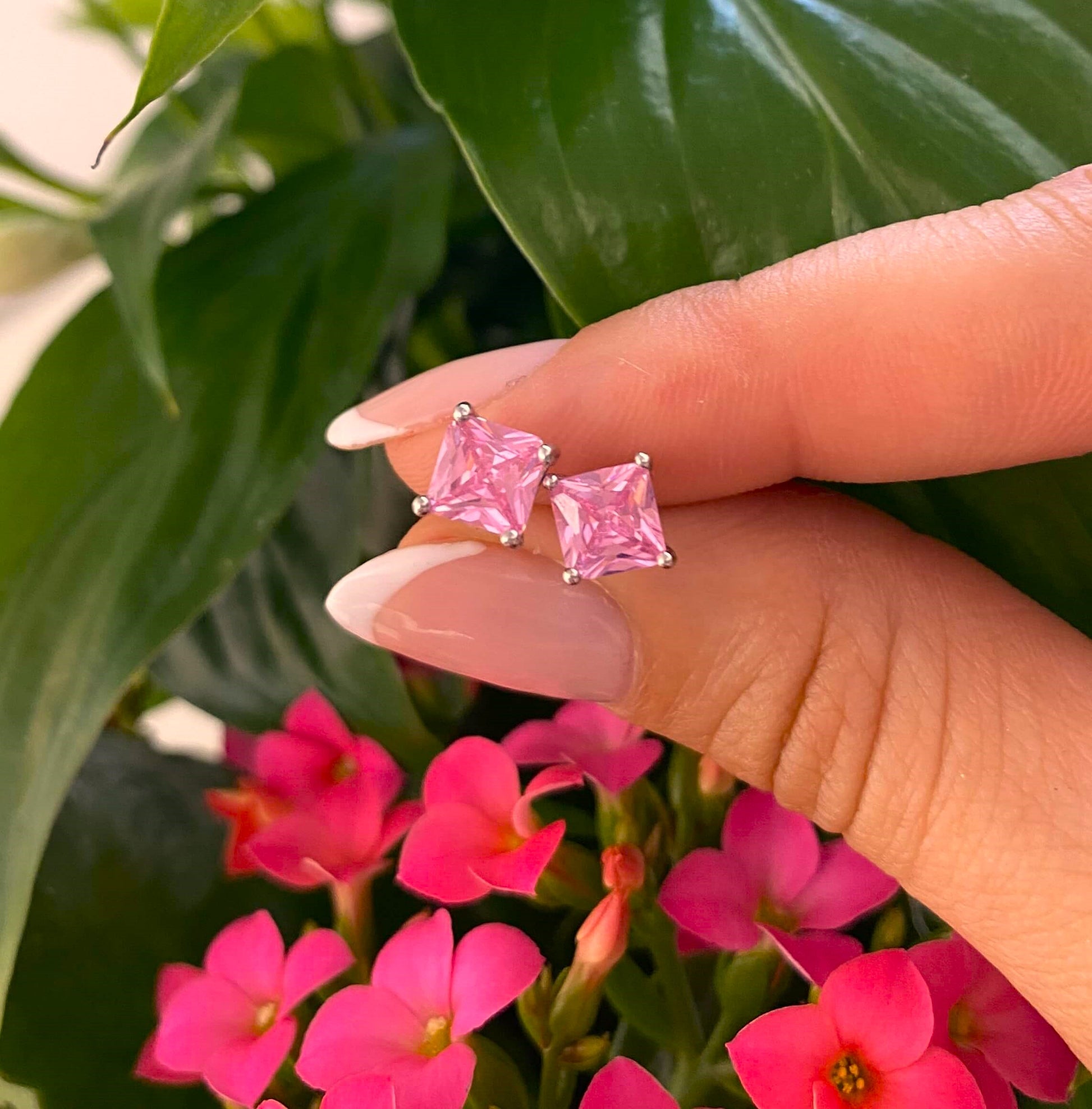 Boucles d'oreilles mise en valeur par un magnifique zircon cubique rose de 7mm.  Résiste à l'eau.  Disponible en argent sterling 925.  Vendues par paires.