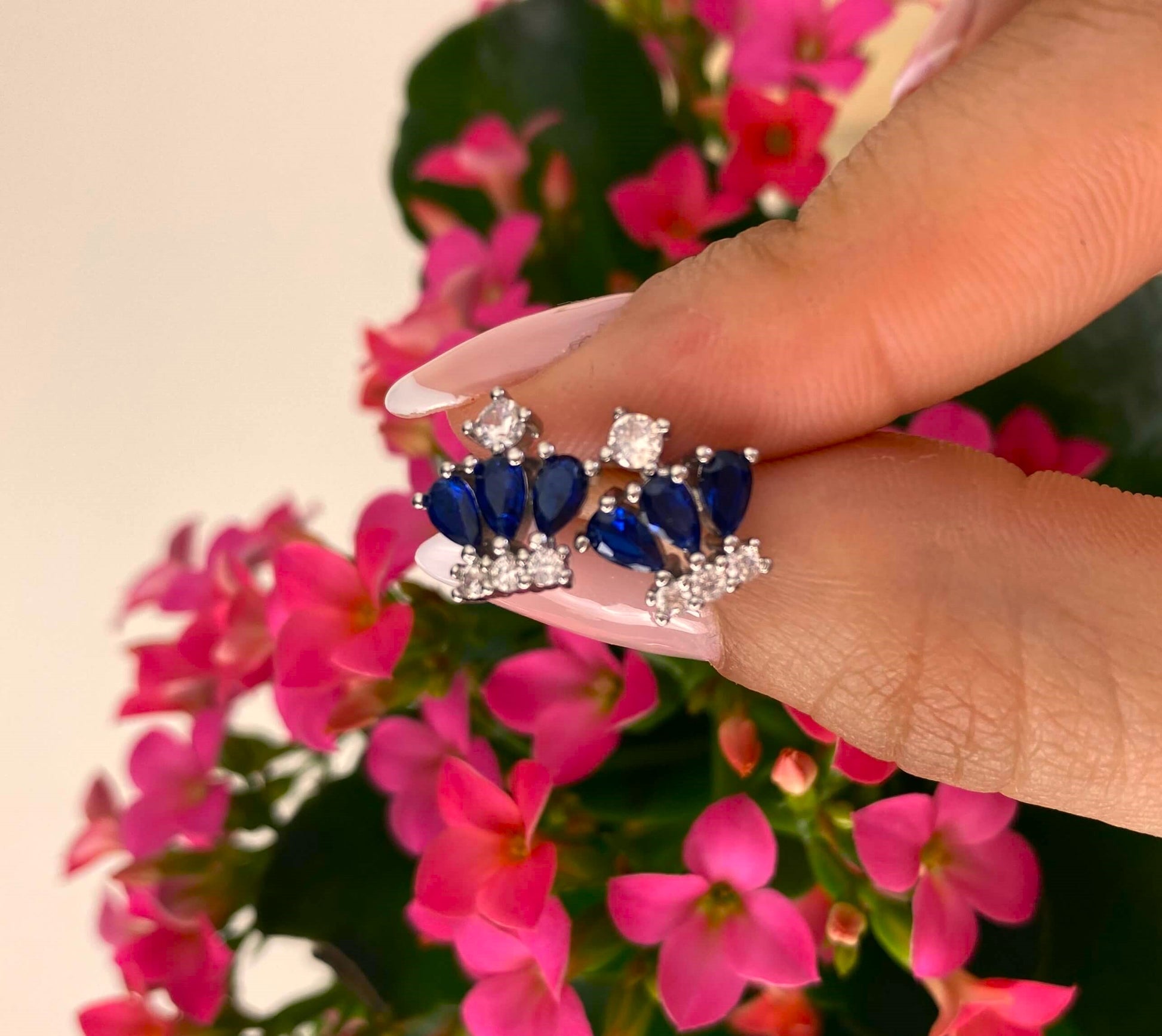 Des couronnes majestueuses et splendides.  Des boucles d'oreilles en acier inoxydable avec des zircons d'une belle couleurs bleue royale.  Pour faire apparaître la reine qui sommeil en vous.  Résistent à l'eau.  Convient aux personnes allergiques.  Vendues par paires.