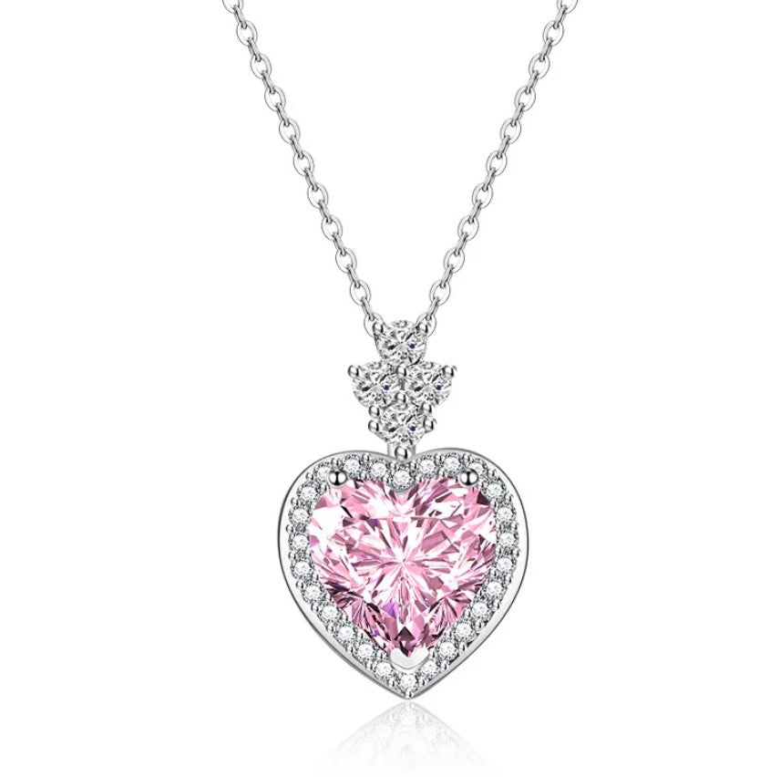 Découvrez le collier Rosalya en acier inoxydable, orné de zircons blancs et d’un cristal rose délicat. Chaîne réglable, résistant à l’eau, il complète parfaitement la parure Rosalya pour une élégance magique.