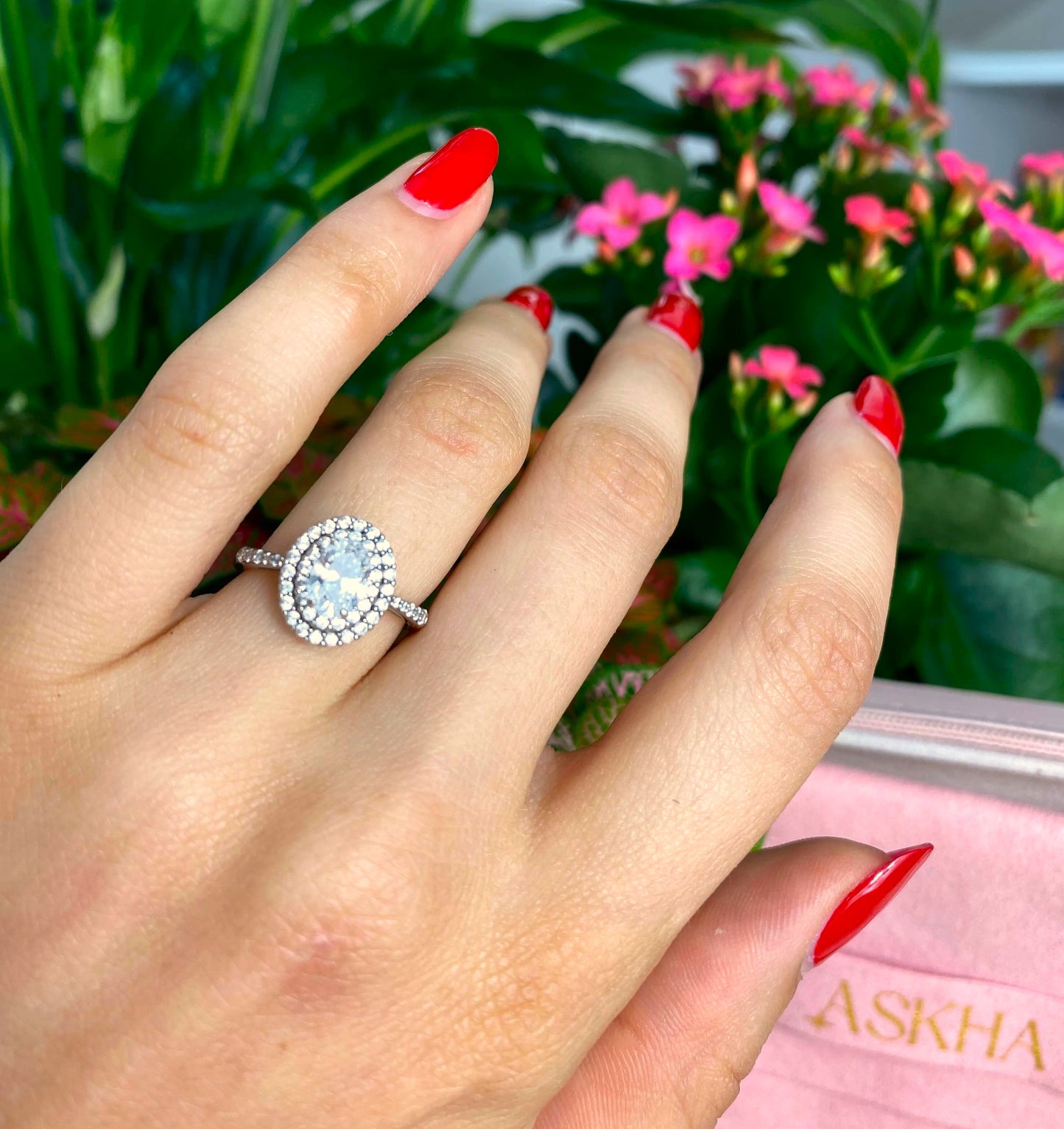 La bague Stella a été spécialement conçue pour les femmes amoureuses de beaux bijoux, elle se compose d'un zircon coupe ovale entourée de zircons scintillants. Tout a été pensé pour refléter la lumière et attirer tous les regards sur votre doigt. Un bijou aux formes voluptueuses pavé de zircons pour votre plus grand plaisir.  Elle s'accompagne des boucles d'oreilles « Stella ».  Résiste à l'eau.