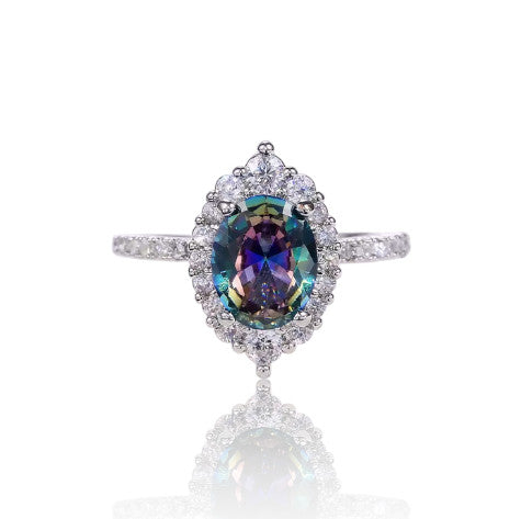 Bague en topaze et acier inoxydable, aux reflets multicolores. Résistante à l’eau, elle s’accorde parfaitement avec les boucles Victoria.