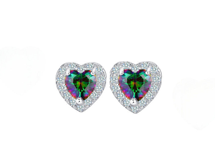 Découvrez les boucles d’oreilles Victoria : puces en forme de cœur serties de topaze mystique aux reflets multicolores. En acier inoxydable, résistantes à l’eau, elles allient audace, éclat et originalité.