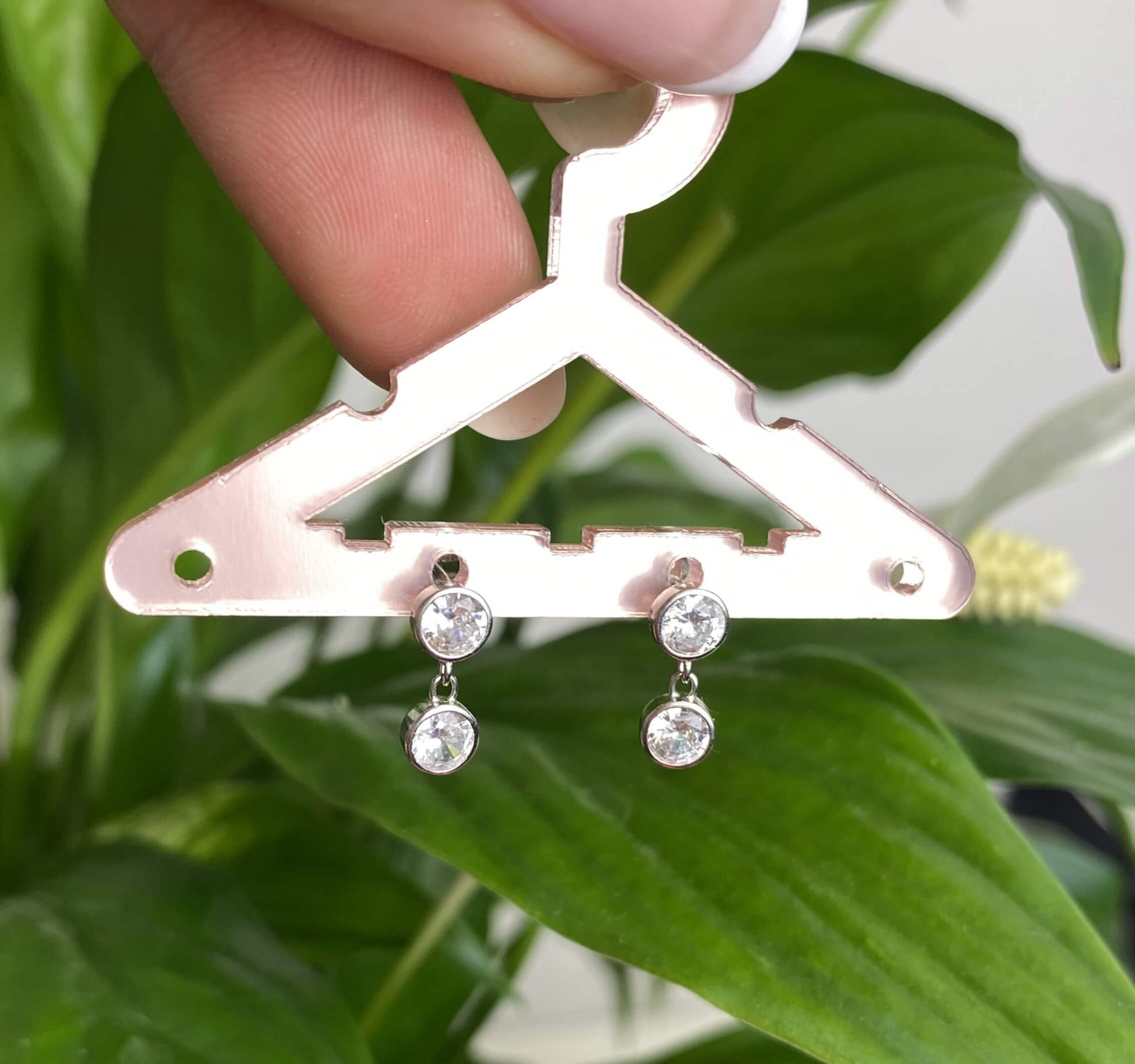 Boucles d'oreilles agrémentée d'un pendent subtile en zircon.  Résiste à l'eau.  Disponible argent 925 doré à l'or fin 18k ou en argent 925.  Vendues par paires.