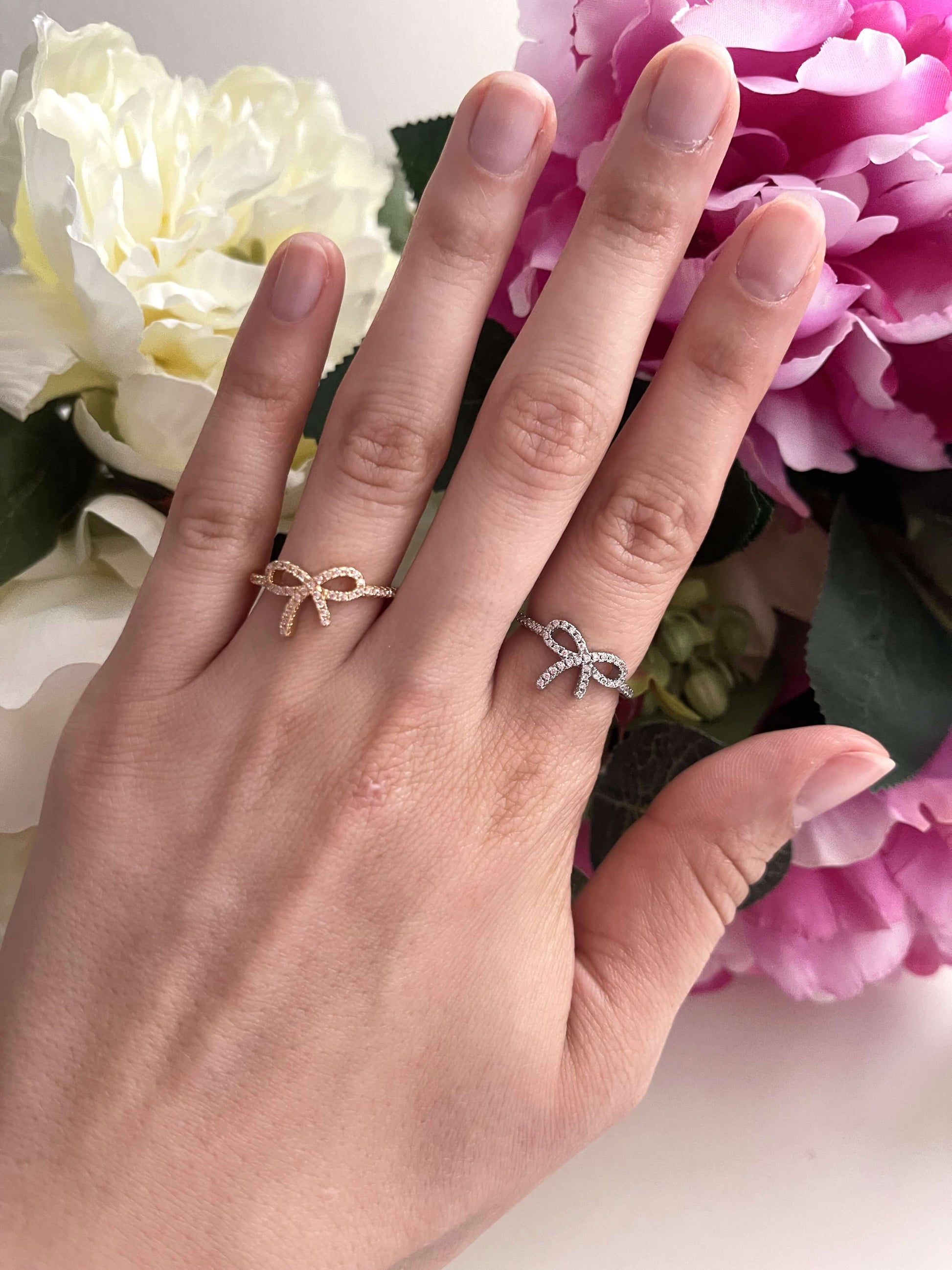 Découvrez notre sublime bague Ballet disponible en deux couleurs, doré et argenté.&nbsp;  La bague Ballet est en acier inoxydable et est aussi réglable, elle allie beauté et confort à la perfection.