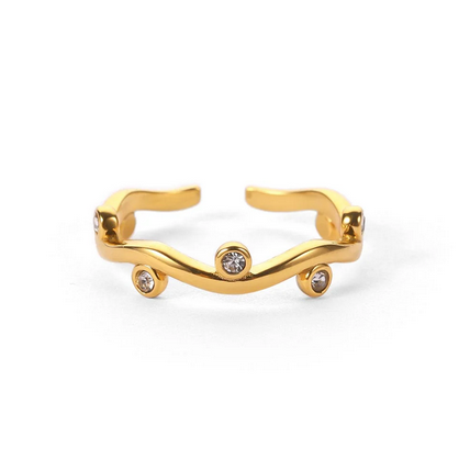 Craquez pour la bague Elara en acier doré 18K et zircons. Élégante, waterproof et réglable, elle sublime vos mains au quotidien avec finesse.