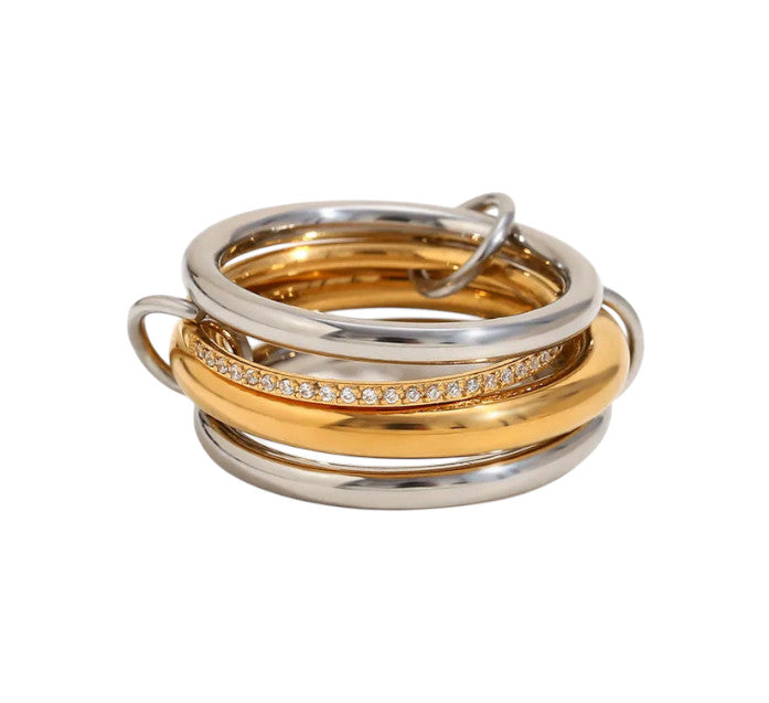 Bague Livia en acier inoxydable doré 18K avec strass. Élégante, résistante à l’eau et hypoallergénique. Un bijou lumineux et tendance.