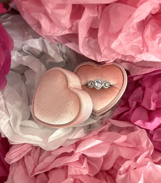 Offrez un amour sans fin avec ce coffret cadeau pour bague en forme de cœur ! Idéal pour dire "je t'aime", ce coffret rose est parfait pour personnaliser votre cadeau.Offrez une touche supplémentaire de beauté avec cette boite pour bague.   Ajoutez une pochette Askha et une carte cadeau pour encore plus de plaisir !