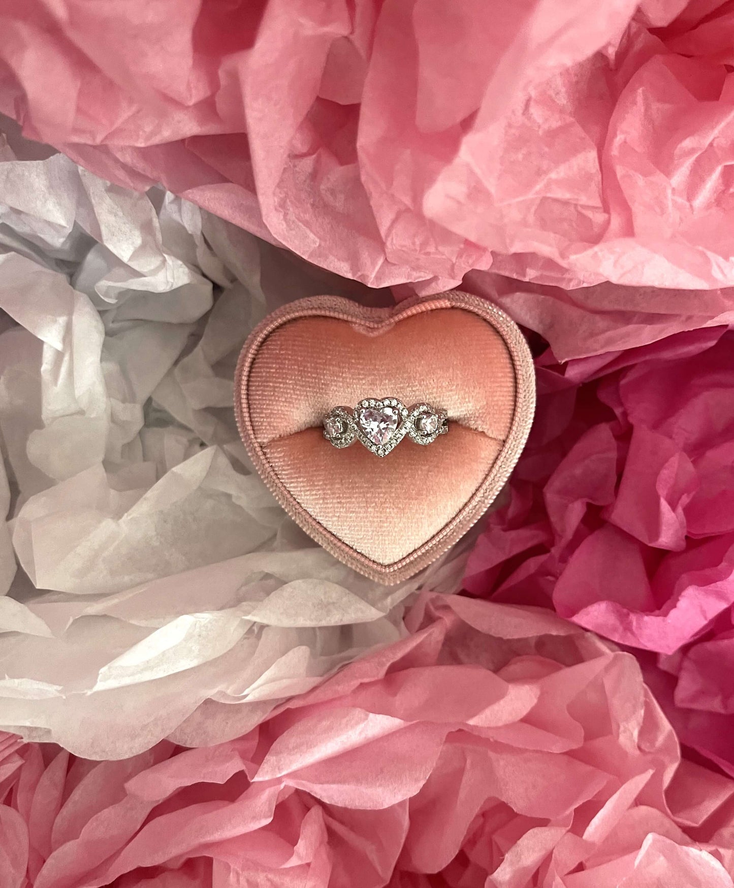 Offrez un amour sans fin avec ce coffret cadeau pour bague en forme de cœur ! Idéal pour dire "je t'aime", ce coffret rose est parfait pour personnaliser votre cadeau.Offrez une touche supplémentaire de beauté avec cette boite pour bague.   Ajoutez une pochette Askha et une carte cadeau pour encore plus de plaisir !