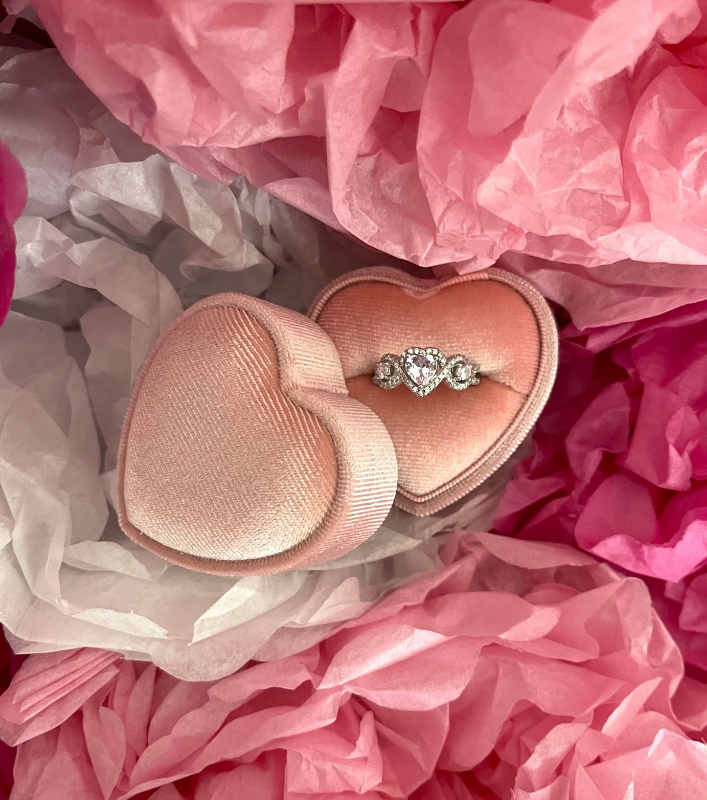 Offrez un amour sans fin avec ce coffret cadeau pour bague en forme de cœur ! Idéal pour dire "je t'aime", ce coffret rose est parfait pour personnaliser votre cadeau.Offrez une touche supplémentaire de beauté avec cette boite pour bague.   Ajoutez une pochette Askha et une carte cadeau pour encore plus de plaisir !