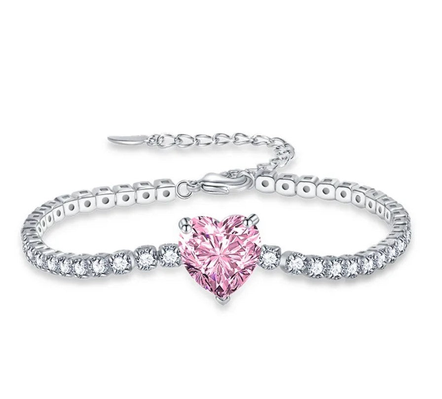 Découvrez le bracelet Rosalya en acier inoxydable, incrusté de zircons blancs et orné d’un cristal rose délicat. Réglable et résistant à l’eau, il complète parfaitement la parure Enchanted.