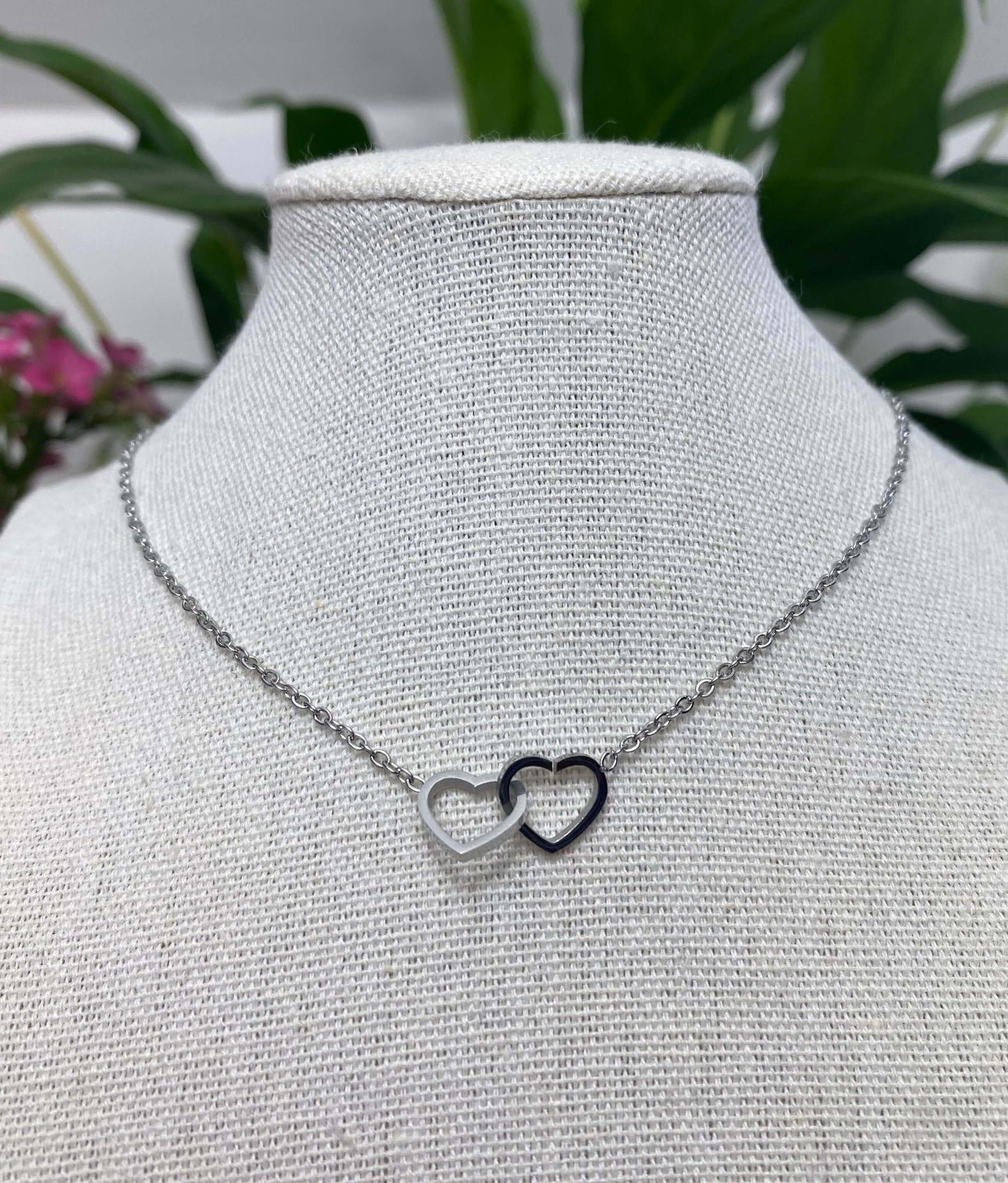 Le romantique et subtile.  Collier avec deux cœurs entrelacés.  Résiste à l'eau.  Chaîne réglable de 46 à 60cm.  Disponible Argent 925 ou en acier inoxydable et doré à l'or 18k.