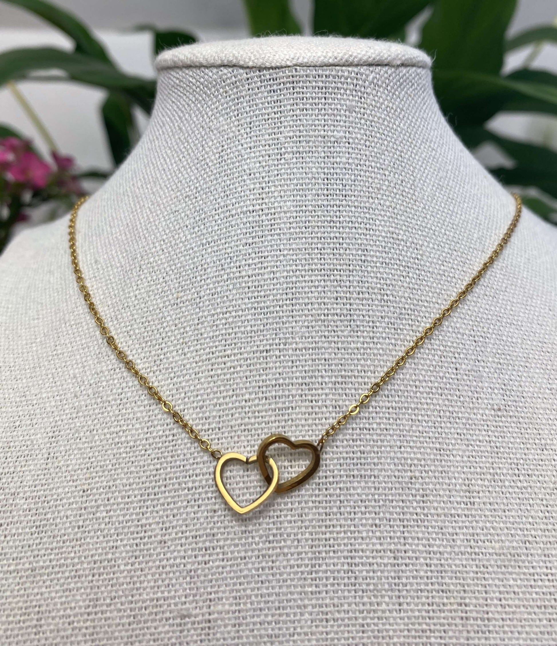 Le romantique et subtile.  Collier avec deux cœurs entrelacés.  Résiste à l'eau.  Chaîne réglable de 46 à 60cm.  Disponible Argent 925 ou en acier inoxydable et doré à l'or 18k.