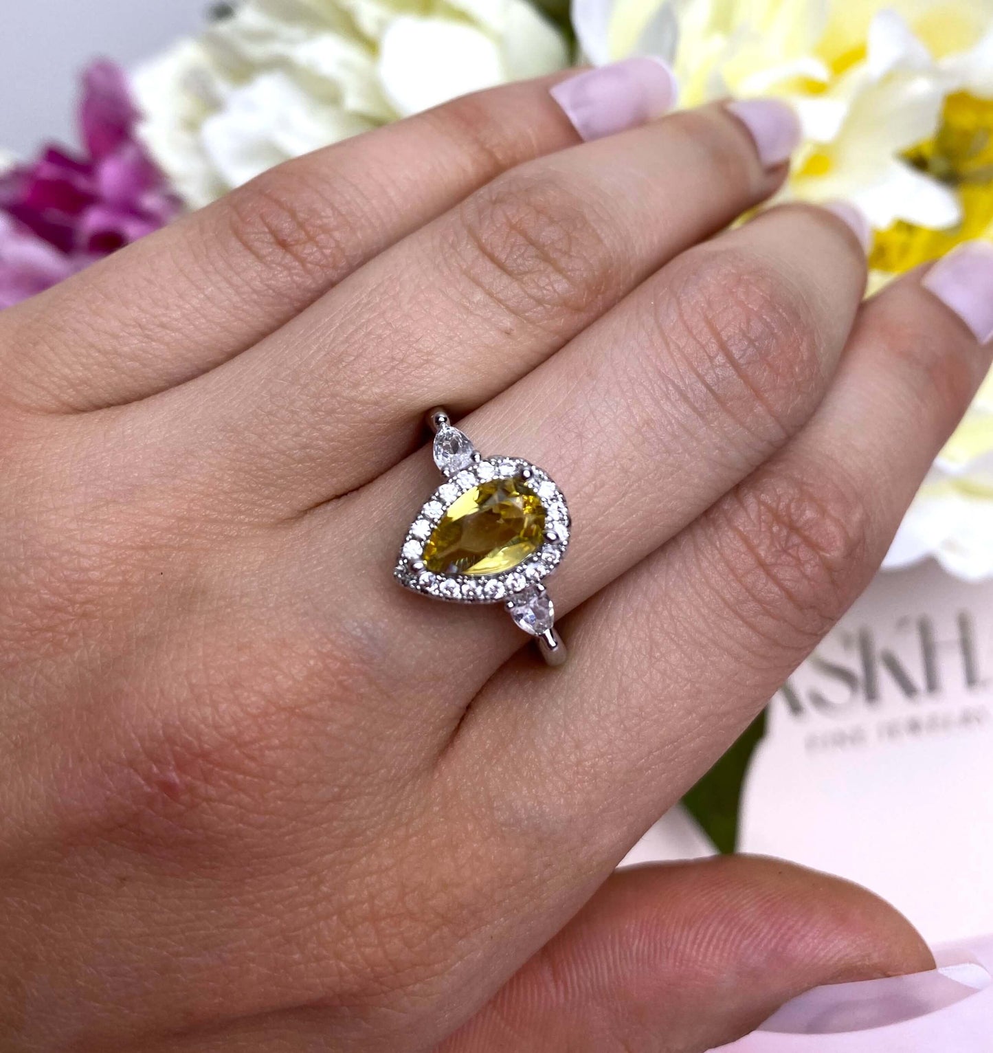 Une bague alliant beauté et rêverie.  Ornée d'un élégant solitaire en zircon coupe Poire.  Fabriquée en acier inoxydable elle est résistante à l'eau.