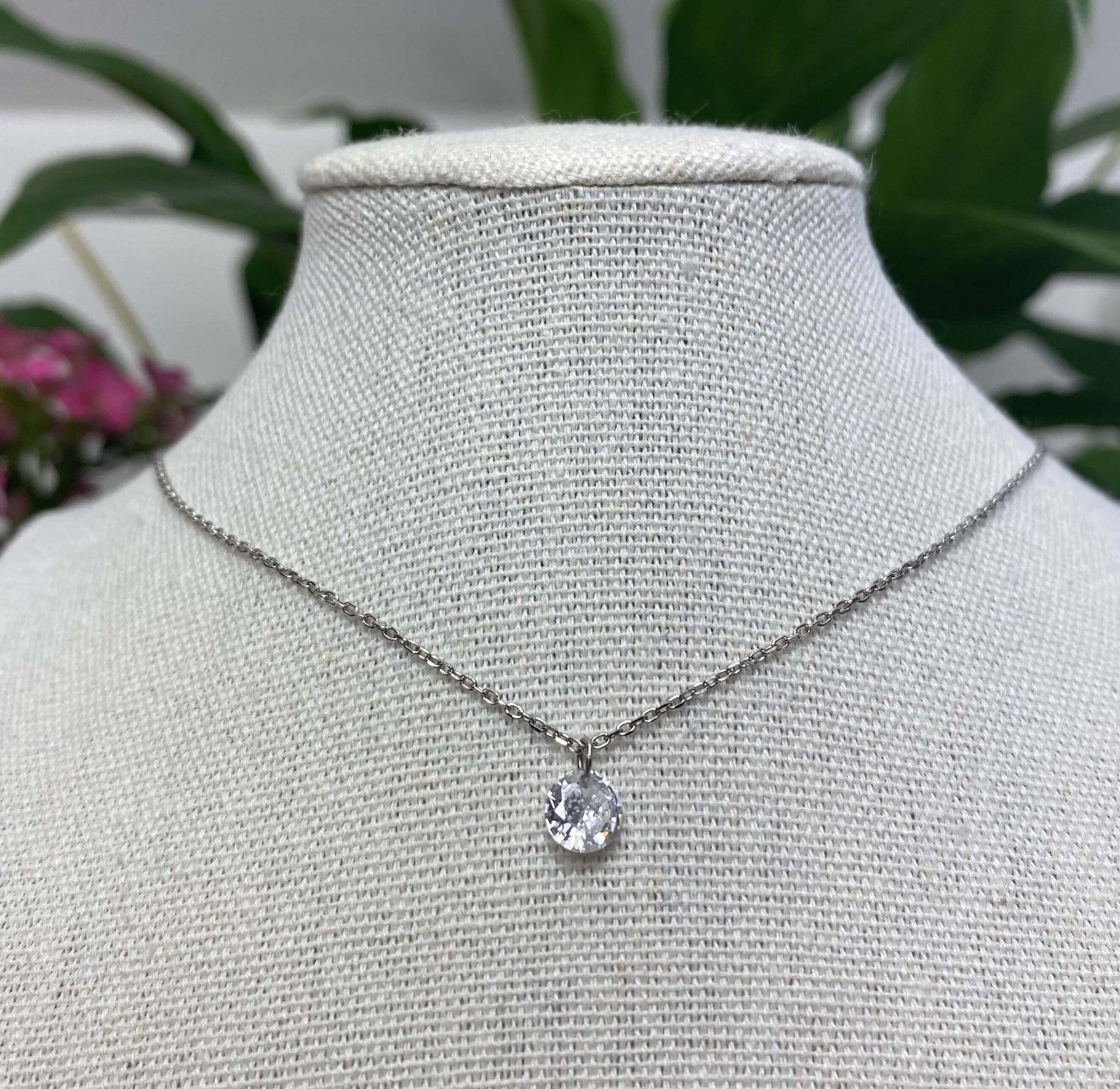 Le classique et indémodable.  Collier ras du cou en argent 925 orné d'un somptueux zircon de 4mm.  Résiste à l'eau.  Chaîne réglable de 42 à 60cm.   