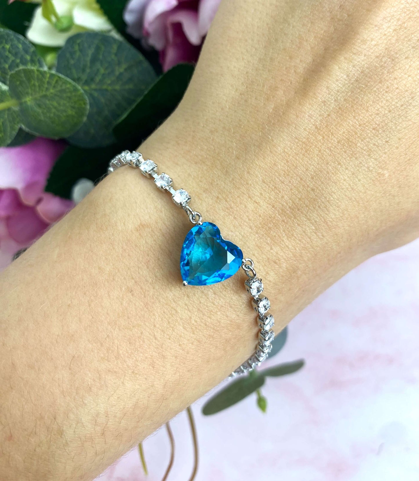 Paré de strass et d'un somptueux cœur bleu en cristal, le bracelet Enchanted vous transporte avec sa chaîne réglable et ses incroyables zircons brillants. Choisissez parmi les couleurs rose, jaune ou bleu.