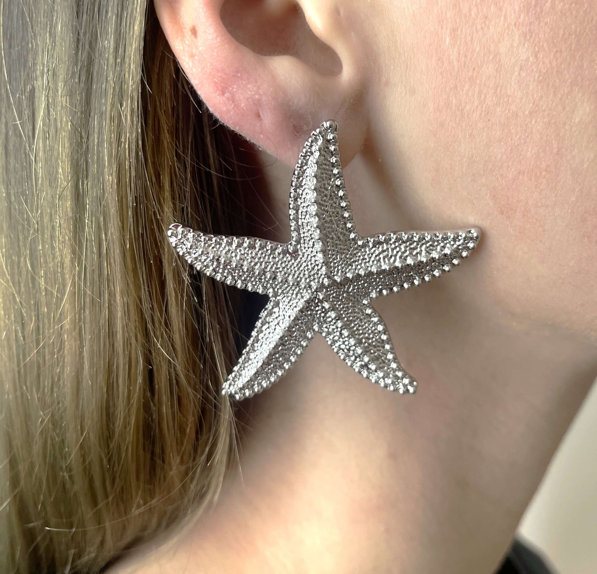 Introduisez l'été avec nos nouvelles boucles d'oreilles Ariel.  Ces boucles d'oreilles en acier inoxydable doré s'adaptent à toutes vos tenues.