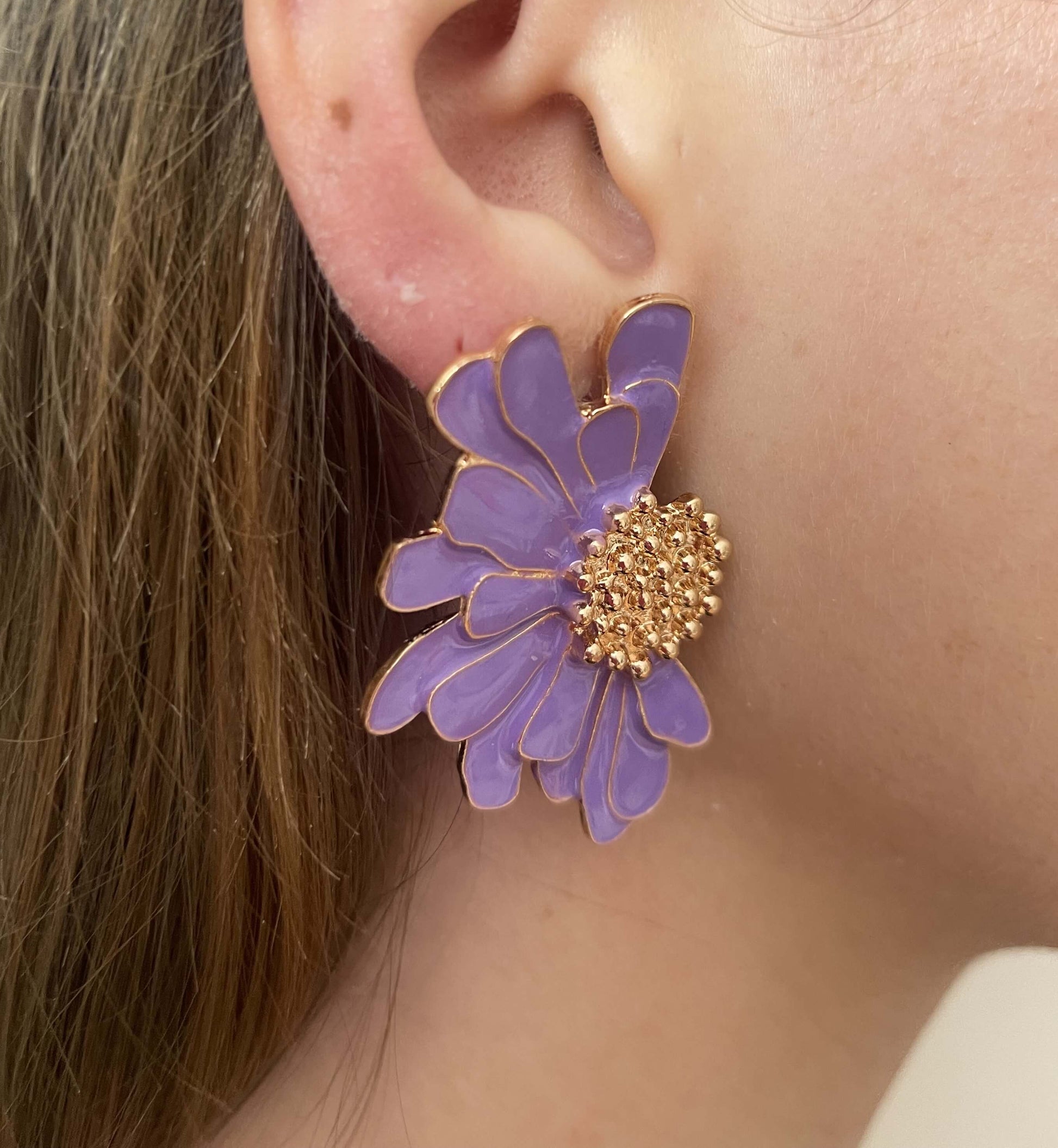 Découvrez nos boucles d'oreilles Cassy, et c'est une exclusivité !  Ajoutez une touche de couleur tendance à votre tenue et attirez tous les regards.