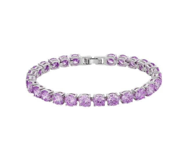 Découvrez le bracelet Kylie en acier inoxydable, orné de zircons pastel scintillants. Réglable et résistant à l’eau, il apporte chic et élégance à toutes vos occasions.