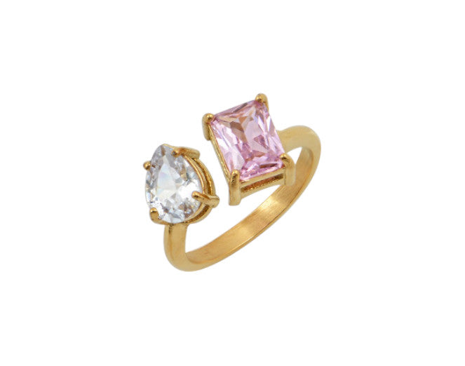 Bague Maia en acier titanium avec zircon. Design carré ouvert, moderne et raffiné. Résistante, hypoallergénique et brillante.