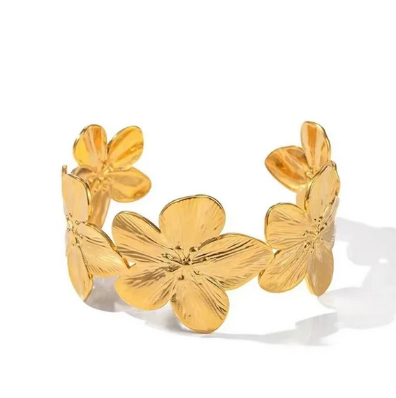 Manchette Ondine fleur en acier inoxydable doré 18K. Chic, féminine et résistante à l’eau. Un bijou raffiné au style intemporel.