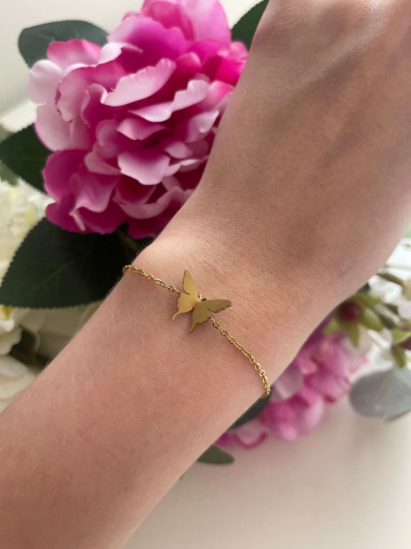 Découvrez l'élégance charmante du bracelet Lady. Un jolie bracelet orné d'un papillon en acier inoxydable. Son design discret et délicat en fait l'accessoire parfait pour toutes les occasions.