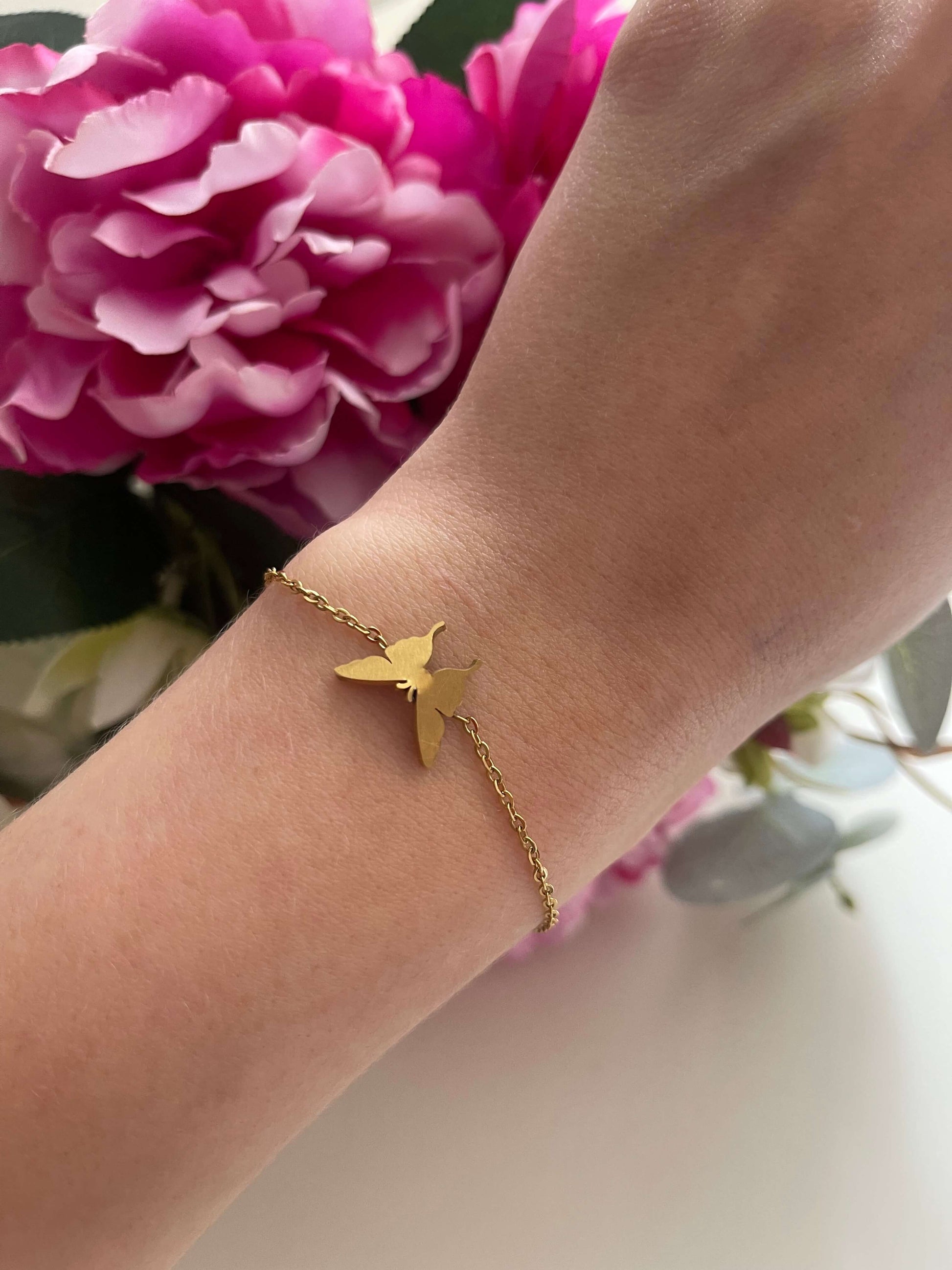 Découvrez l'élégance charmante du bracelet Lady. Un jolie bracelet orné d'un papillon en acier inoxydable. Son design discret et délicat en fait l'accessoire parfait pour toutes les occasions.