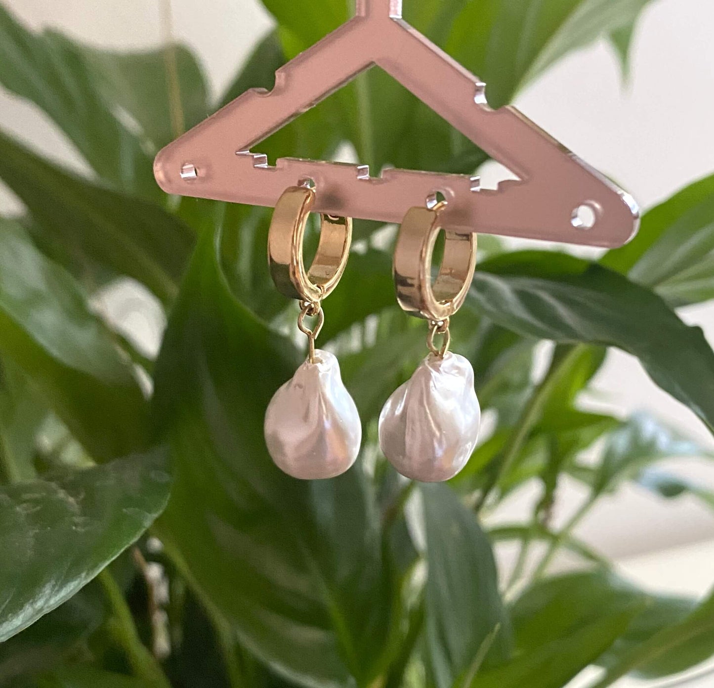 Une touche de luxe impeccable et élégant.  Nos boucles d'oreilles Paris sont liées pas de superbes perles de nacre.  Résistent à l'eau.   En acier inoxydable, doré à l'or fin 18 carats.   