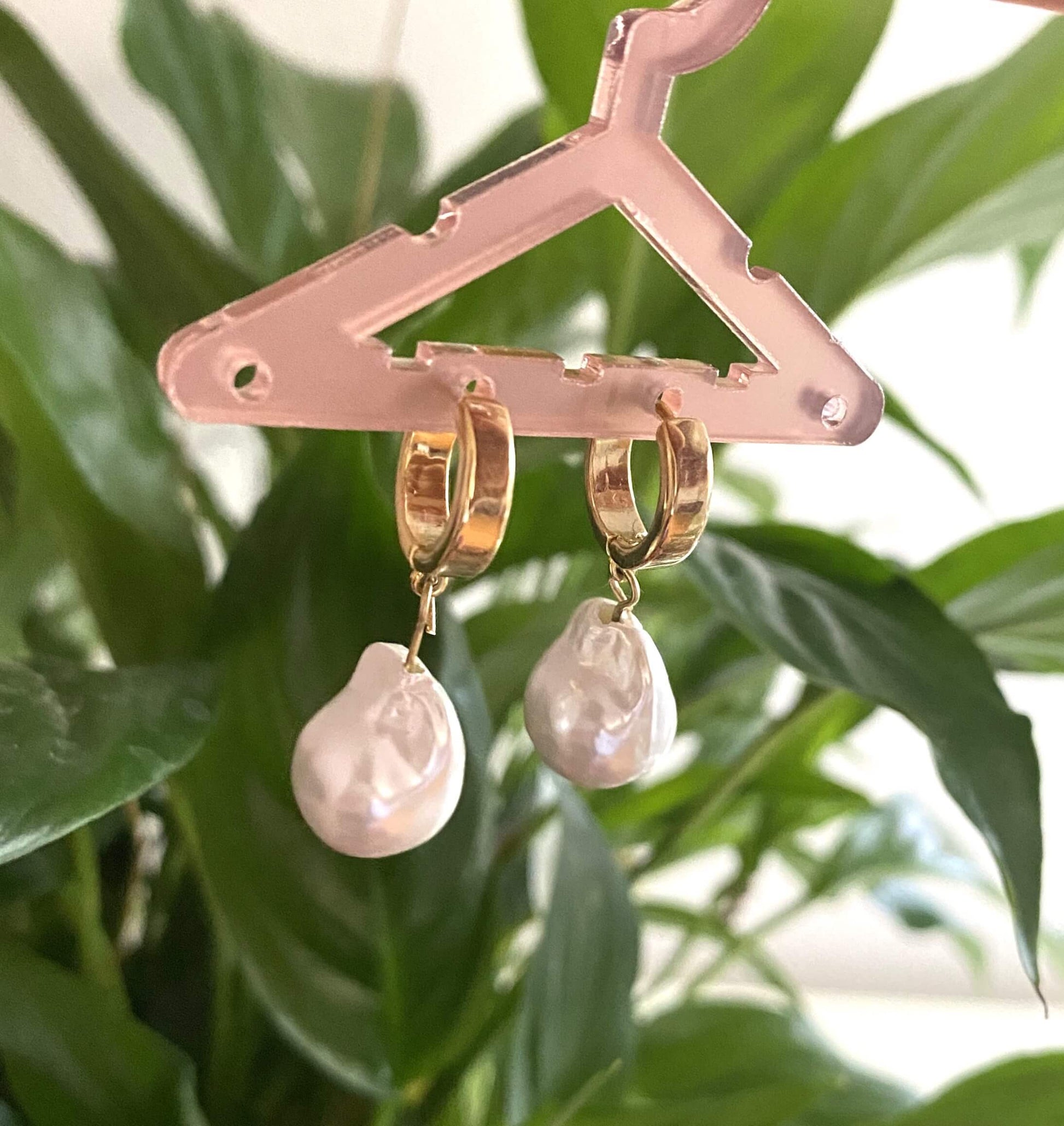 Une touche de luxe impeccable et élégant.  Nos boucles d'oreilles Paris sont liées pas de superbes perles de nacre.  Résistent à l'eau.   En acier inoxydable, doré à l'or fin 18 carats.   