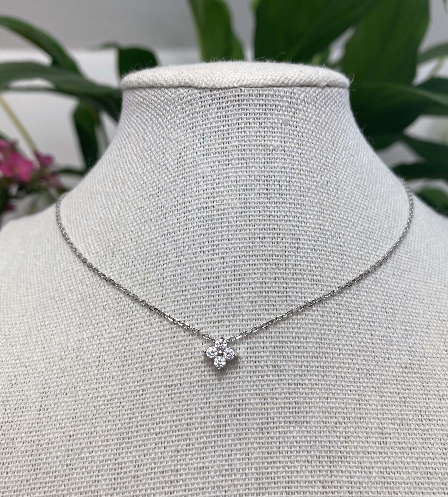 Le chic et discret.  Collier avec un pendentif ornée de quatre zircon.  Résiste à l'eau.  Chaîne réglable de 46 à 60cm.  Disponible en acier inoxydable et en plaqué or 18k ou en argent 925.