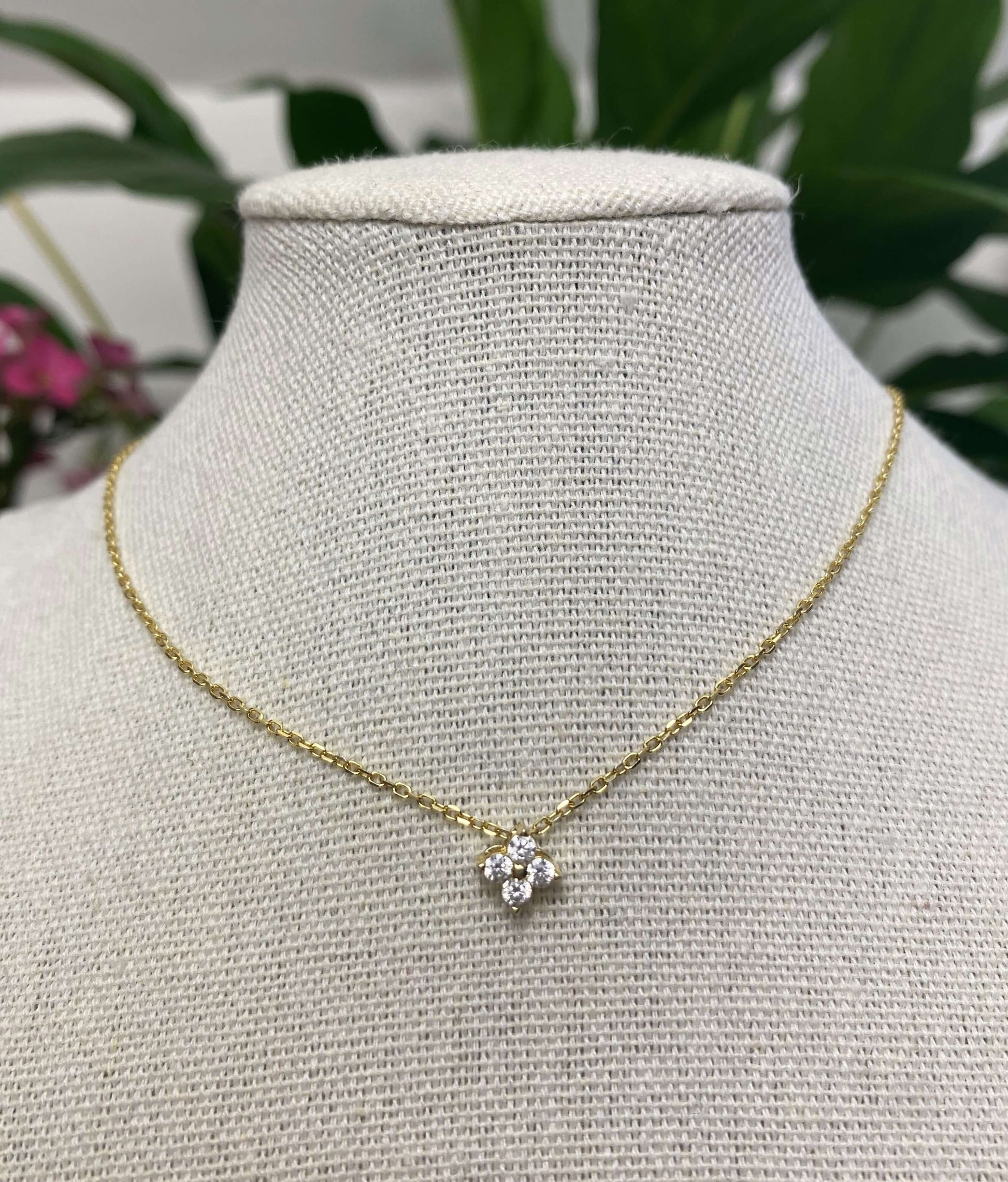 Le chic et discret.  Collier avec un pendentif ornée de quatre zircon.  Résiste à l'eau.  Chaîne réglable de 46 à 60cm.  Disponible en acier inoxydable et en plaqué or 18k ou en argent 925.