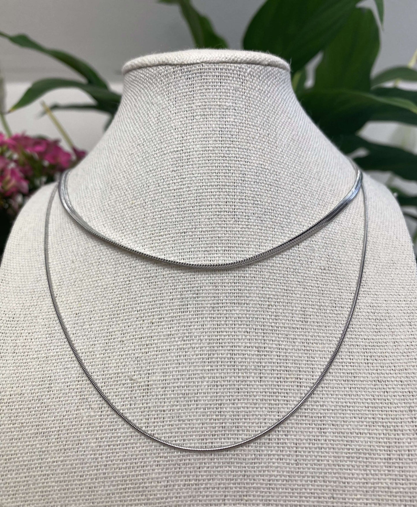 La force et la délicatesse.  Collier comportant deux chaînes réglable de 42 à 56cm.  Disponible en acier inoxydable et plaqué or 18k ou en argent 925.  Résiste à l'eau.   