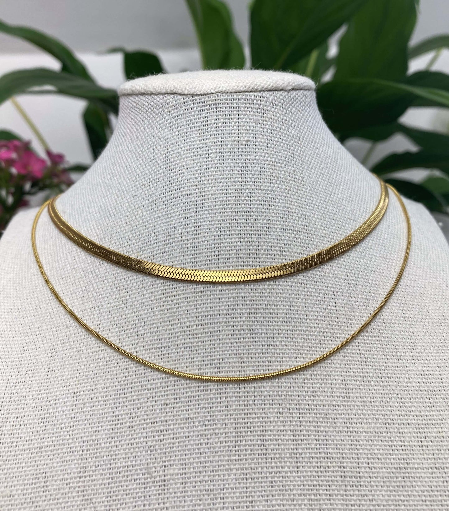 La force et la délicatesse.  Collier comportant deux chaînes réglable de 42 à 56cm.  Disponible en acier inoxydable et plaqué or 18k ou en argent 925.  Résiste à l'eau.   