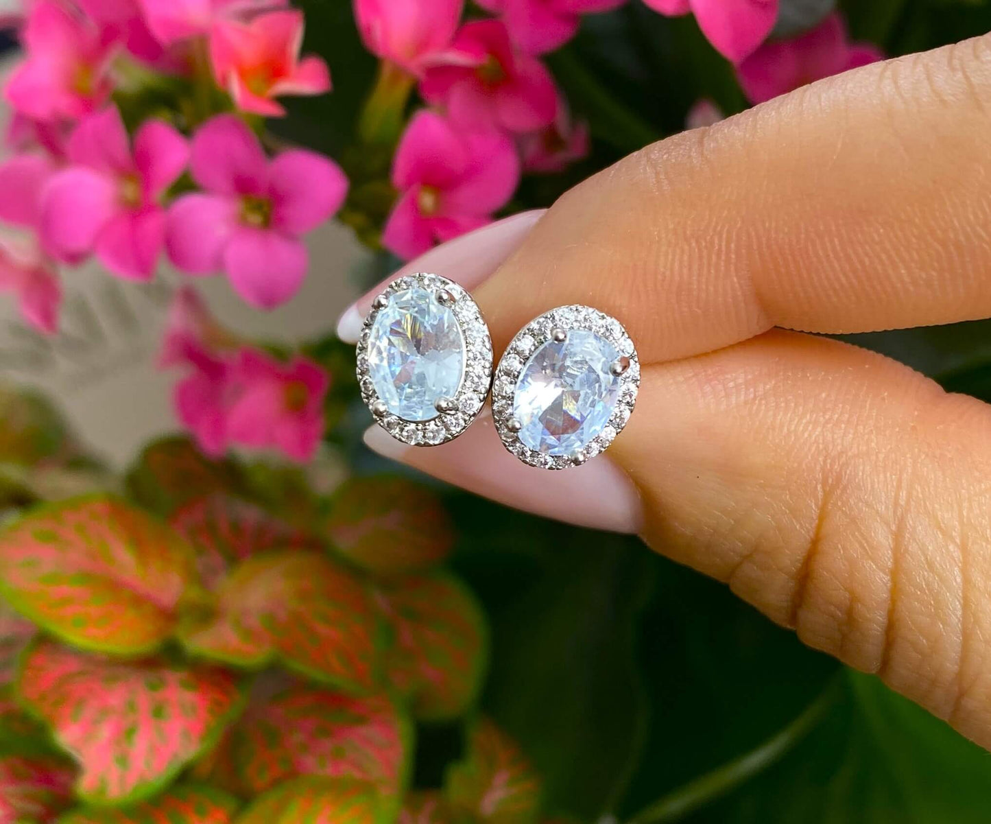 Attention sublime parure en vue !  Des boucles d'oreilles divine à montrer ! Spécialement conçue pour les femmes amoureuses de beaux bijoux, elle se compose d'un zircon central en forme d’ovale, ainsi que de sa rivière de zircons. Tout a été pensé pour refléter la lumière et attirer tous les regards. Un bijou aux formes voluptueuses pavé de brillants pour votre plus grand plaisir.  S'accompagne de la bague « Stella ».  Résiste à l'eau.  Vendues par paires.  Convient aux personnes allergiques.