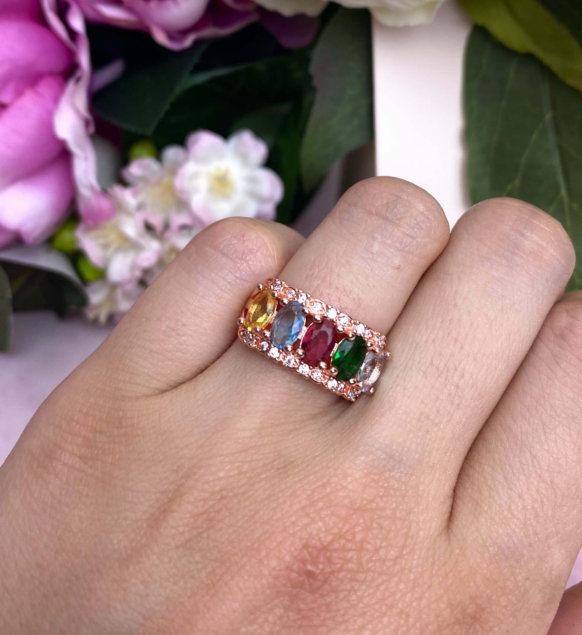 Une bague en acier inoxydable, qui nous éblouit avec une symphonie de couleurs : rouge, vert, bleu et jaune. Cet arc-en-ciel de couleurs jouera de la lumière et s'adaptera à chacun de vos looks ! Un caméléon audacieux de la mode !