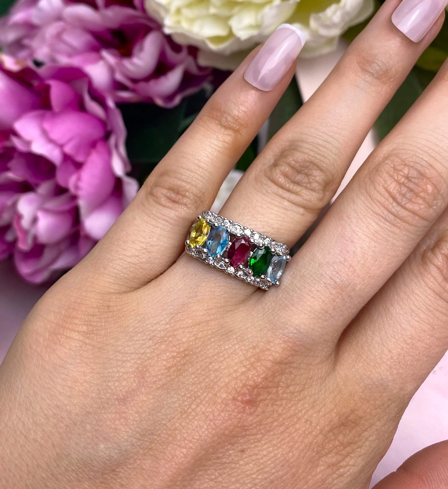 Une bague en acier inoxydable, qui nous éblouit avec une symphonie de couleurs : rouge, vert, bleu et jaune. Cet arc-en-ciel de couleurs jouera de la lumière et s'adaptera à chacun de vos looks ! Un caméléon audacieux de la mode !