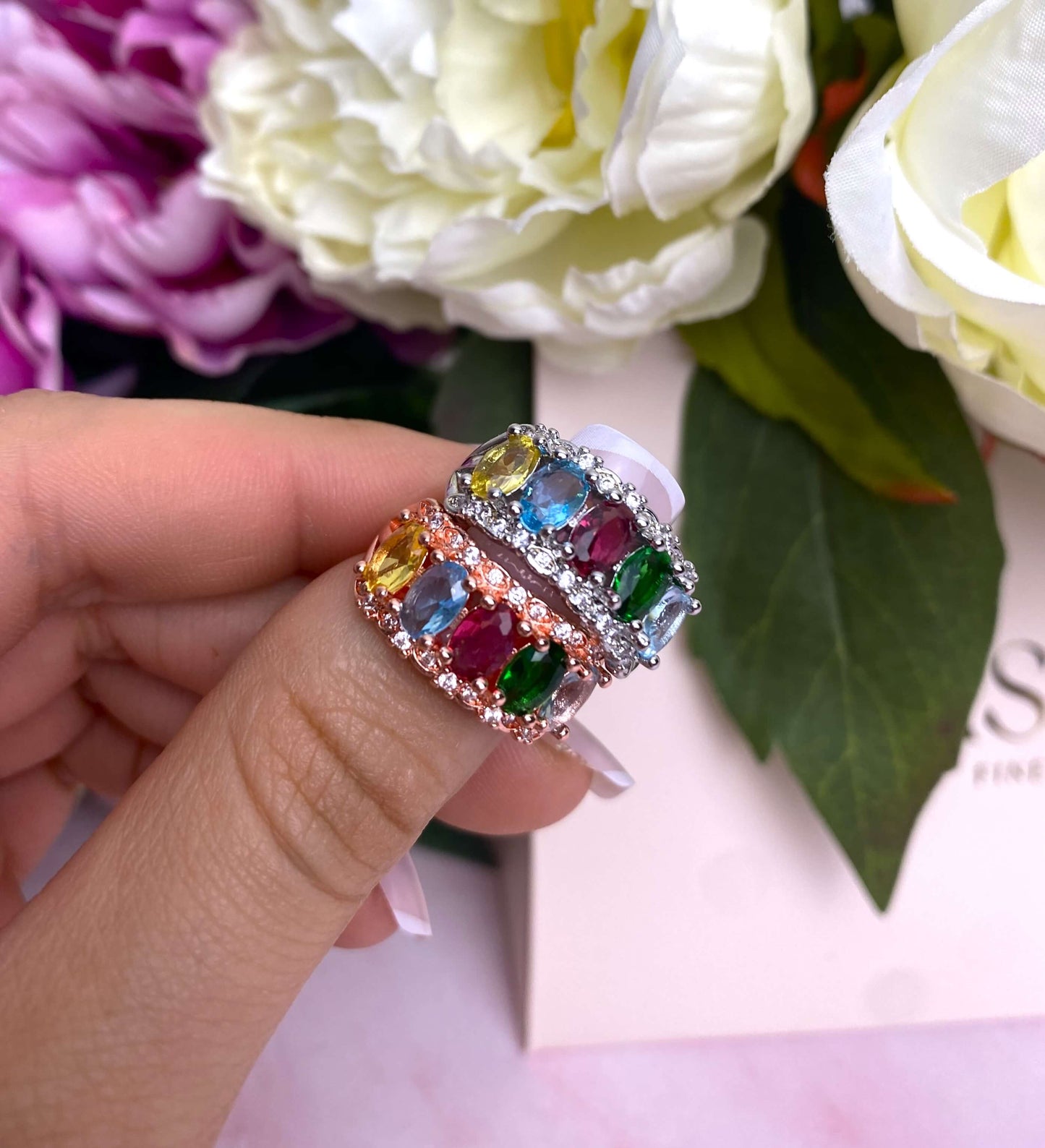 Une bague en acier inoxydable, qui nous éblouit avec une symphonie de couleurs : rouge, vert, bleu et jaune. Cet arc-en-ciel de couleurs jouera de la lumière et s'adaptera à chacun de vos looks ! Un caméléon audacieux de la mode !