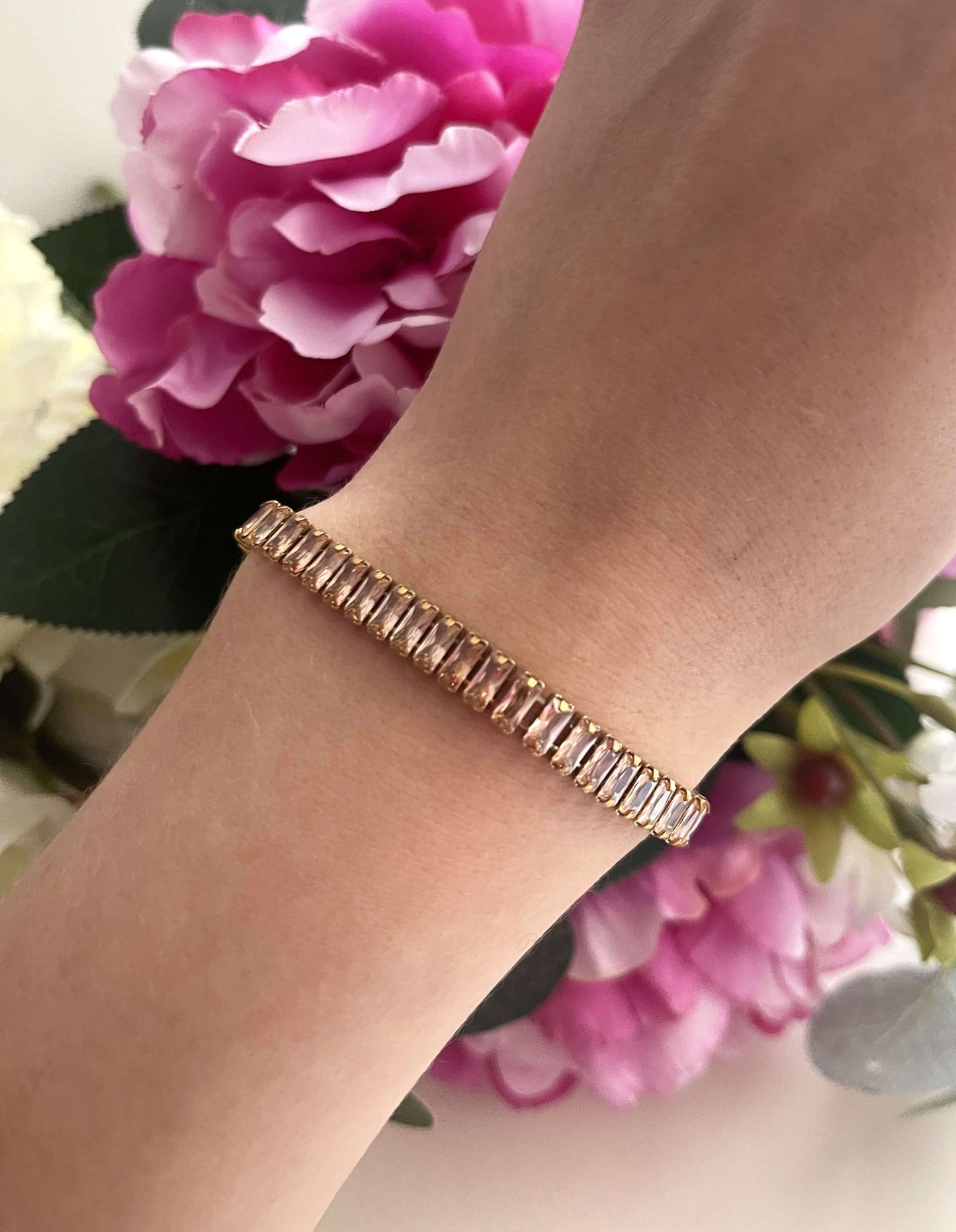 Découvrez le comble du chic et de l'élégance avec notre bracelet tennis Sky.  Réalisé en acier inoxydable et or 18 carats. Sa conception raffinée s'associe parfaitement avec le collier Sky assorti pour un ensemble d'une sophistication inégalée.