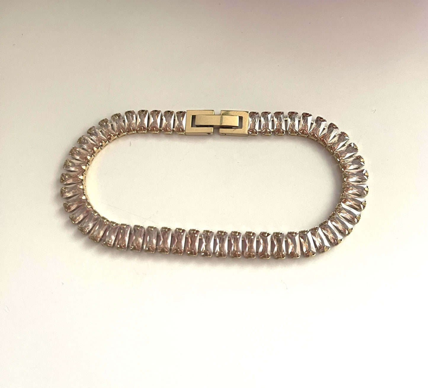 Découvrez le comble du chic et de l'élégance avec notre bracelet tennis Sky.  Réalisé en acier inoxydable et or 18 carats. Sa conception raffinée s'associe parfaitement avec le collier Sky assorti pour un ensemble d'une sophistication inégalée.