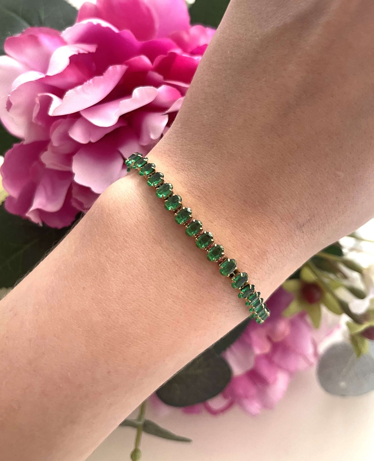 Découvrez l'élégance raffinée du bracelet tennis Chiara , sublimé par ses magnifiques pierres de zircons de coupe ovale. Ce bijou en acier inoxydable de couleur doré ajoute une touche de chic incomparable à votre style.