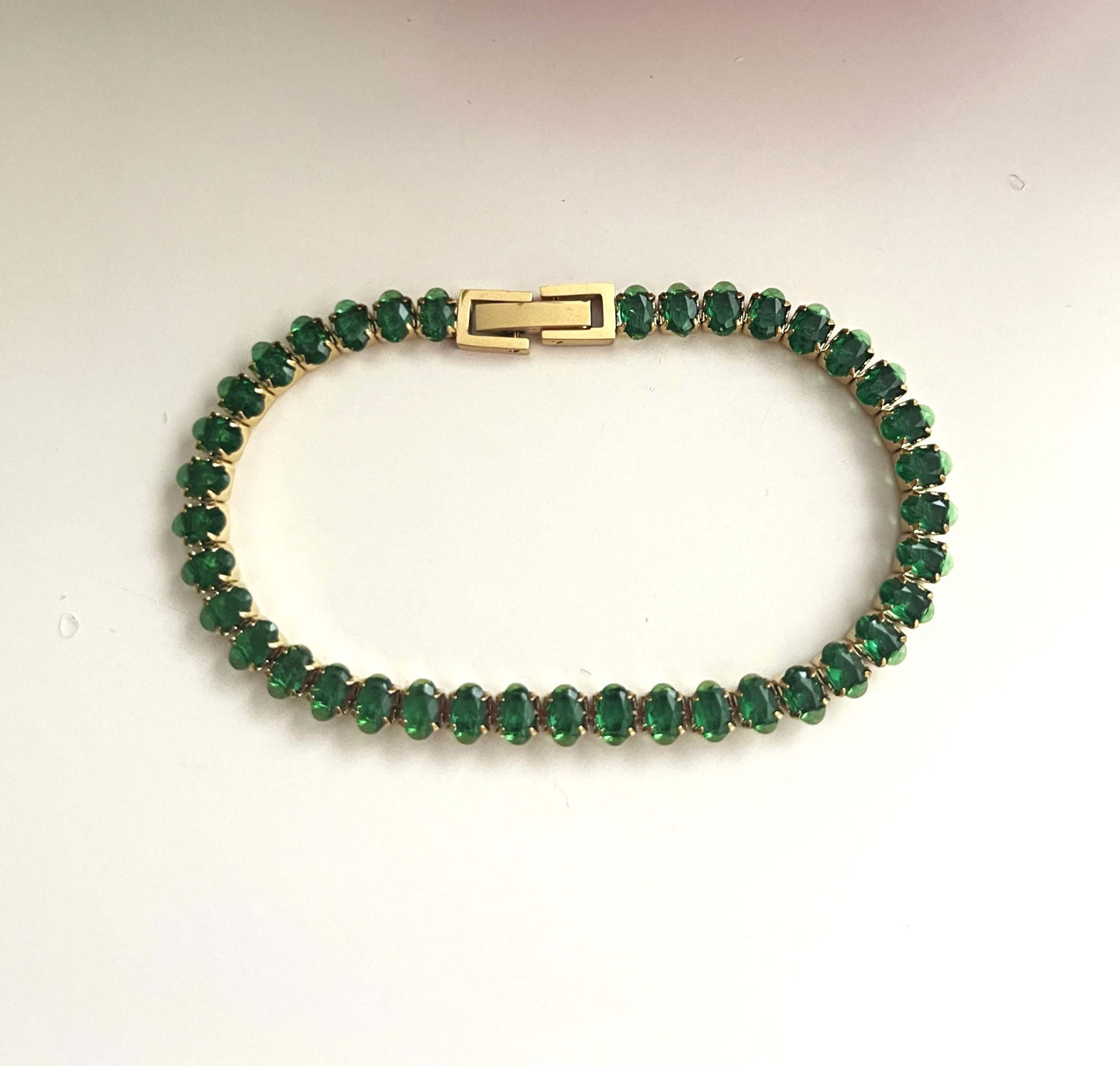 Découvrez l'élégance raffinée du bracelet tennis Chiara , sublimé par ses magnifiques pierres de zircons de coupe ovale. Ce bijou en acier inoxydable de couleur doré ajoute une touche de chic incomparable à votre style.