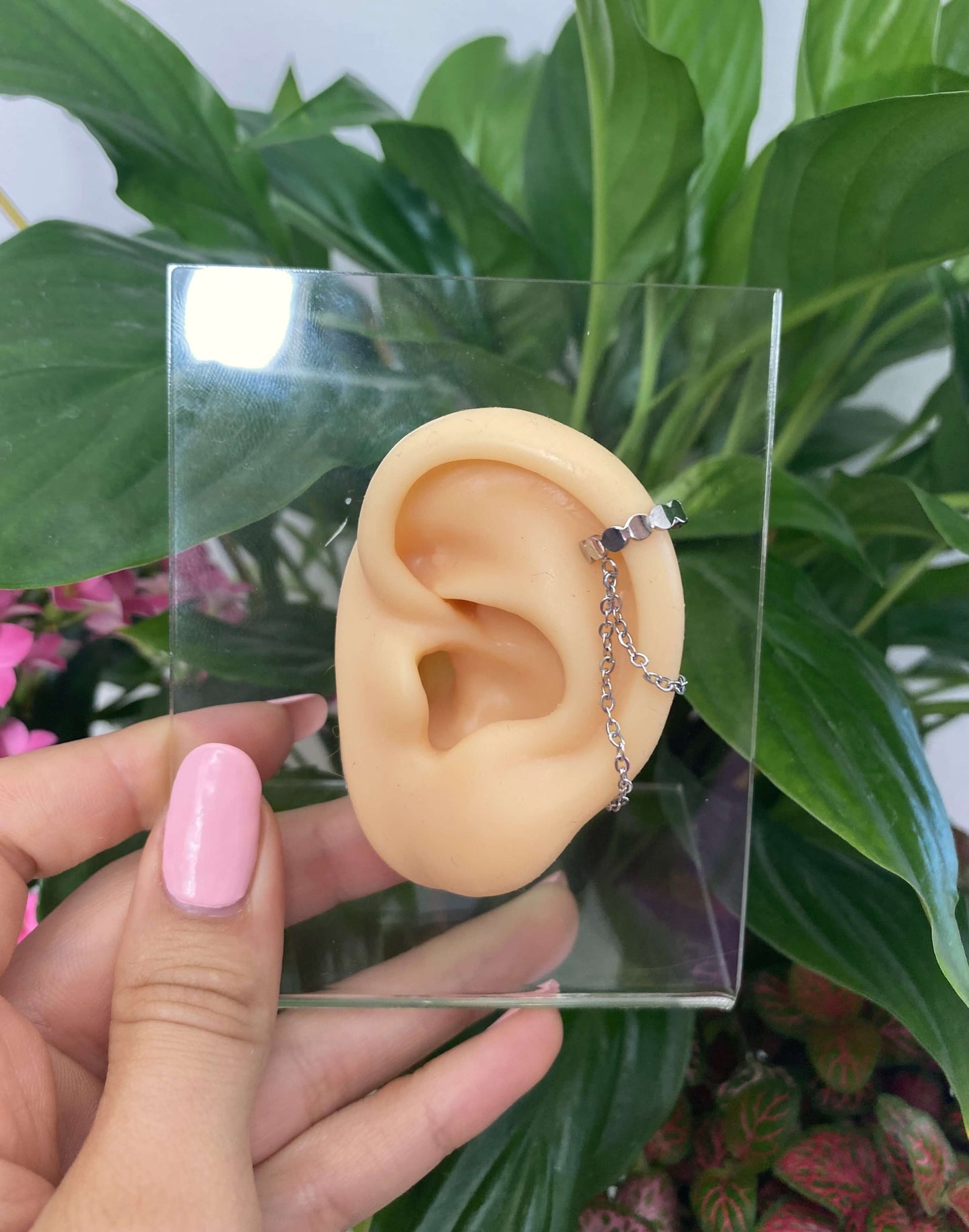 Earcuff accompagné de 2 petites chaînes pour un look tout en élégance. Il se porte de préférence au Conch. Résiste à l'eau.  Disponible en argent sterling 925 ou acier inoxydable et doré à l'or fin 18k.  Vendu à l'unité. Ajoutez 2 unités au panier pour faire une paire.  Facile à mettre, facile à retirer, le earcuff est un bijou qui donne l'illusion d'un piercing à l'helix ou au conch, sans devoir être percé(e).